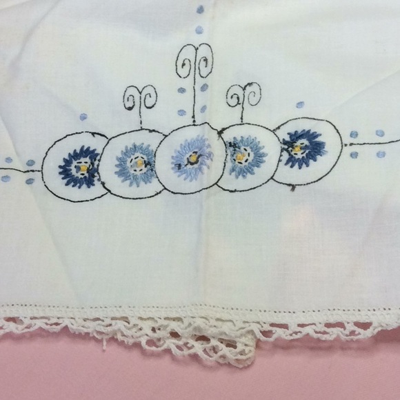 FINAL SALE PRICE Vintage Mantle Scarf & Embroidered T Cloth - Picture 2 of 11